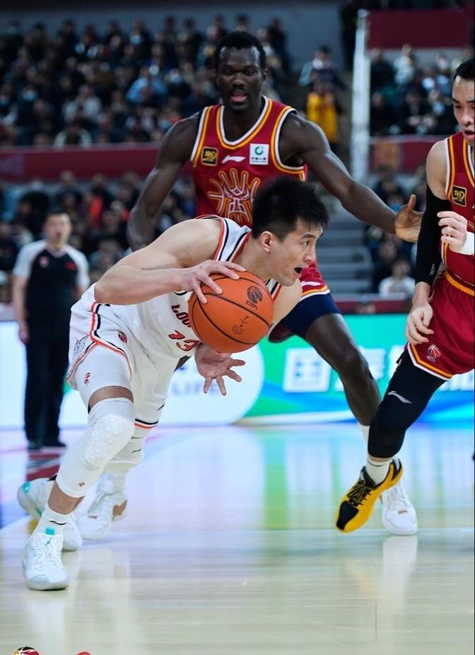 新晋球星郭艾伦表现出色，成为球队不可或缺的核心