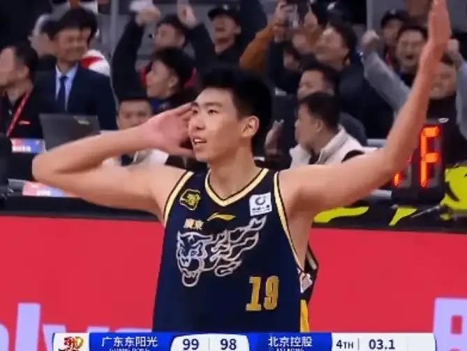 包含篮球赛场热血搏杀，焦点对决势均力敌的词条