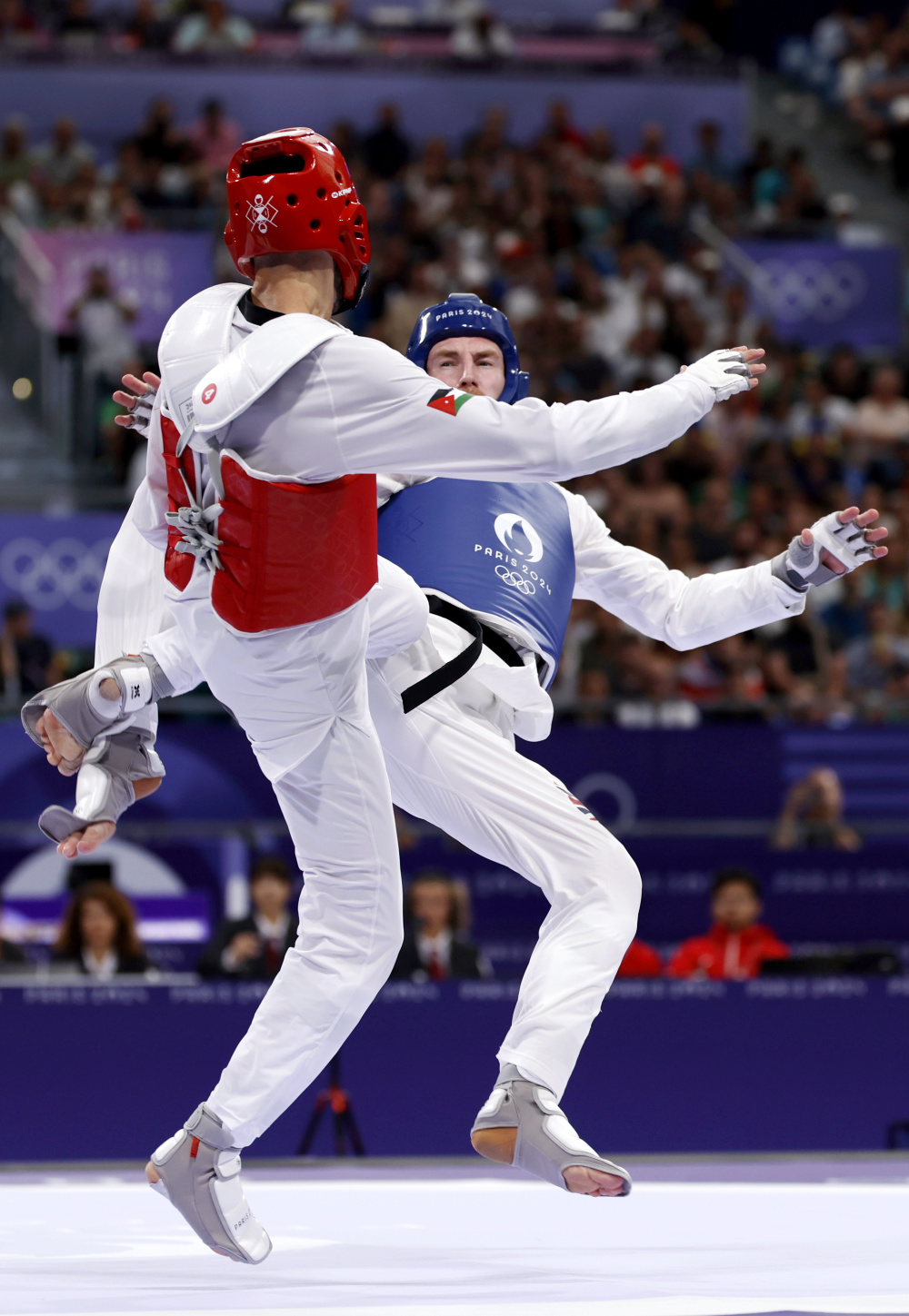 跆拳道男子公斤级决赛，伊朗选手胜出