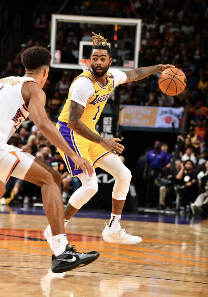 一场激烈的篮球对决,拉塞尔突破全场,助其球队获胜的简单介绍 一场激烈的篮球对决,拉塞尔突破全场,助其球队获胜的简单介绍