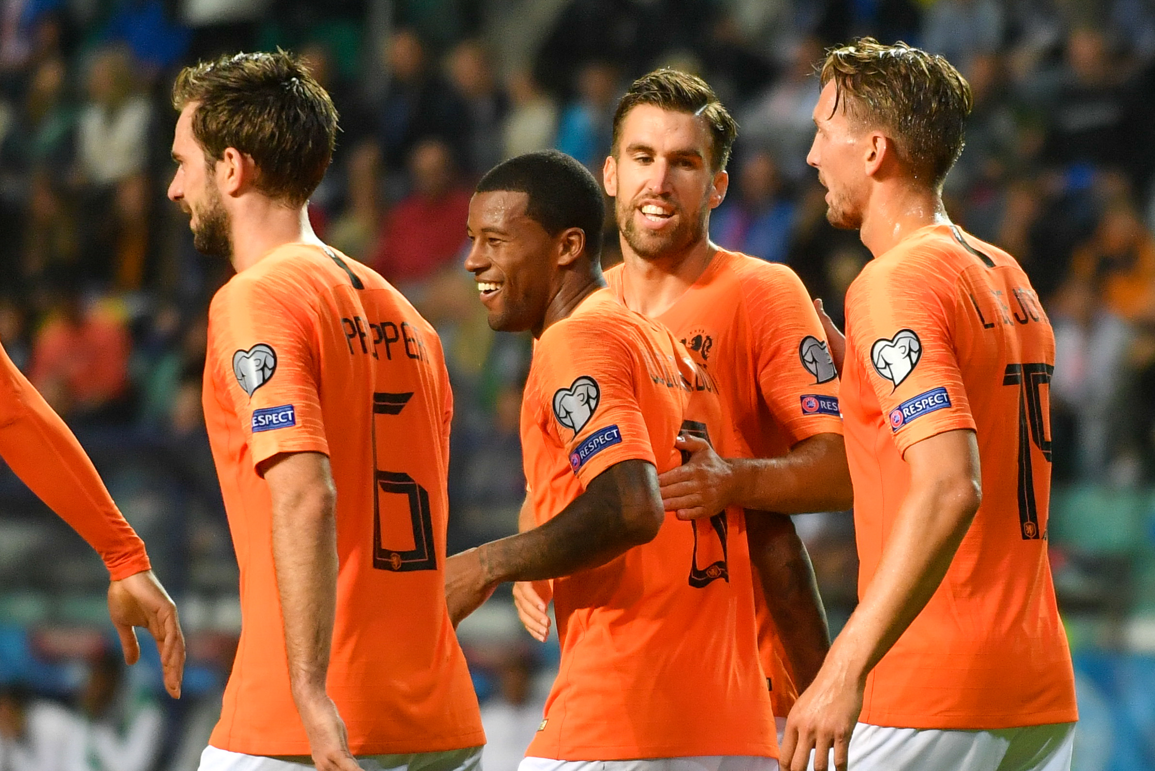 包含爱沙尼亚篮球队傲视群雄问鼎冠军的词条