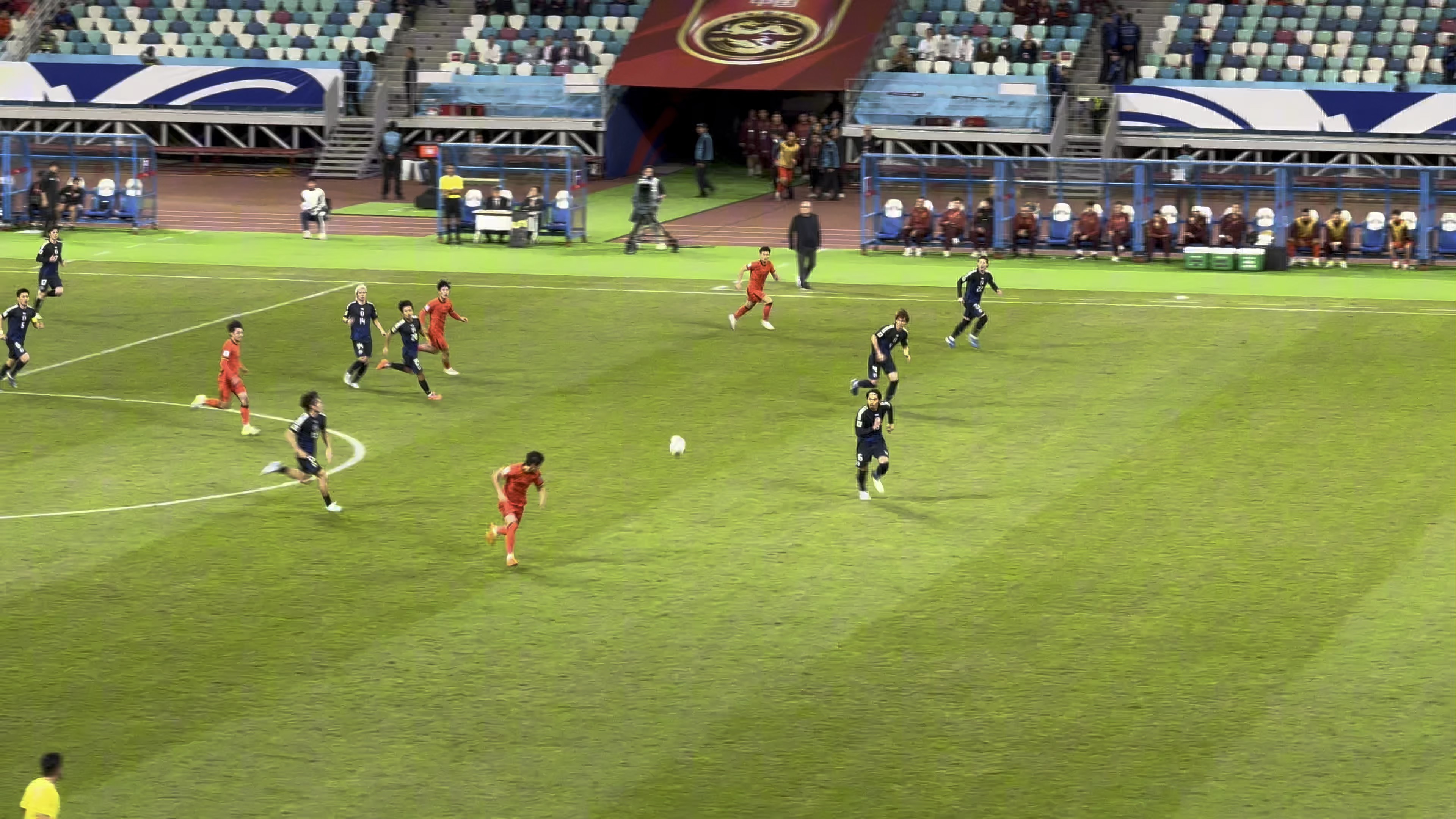 足球赛场上一场胜利引发球迷狂热