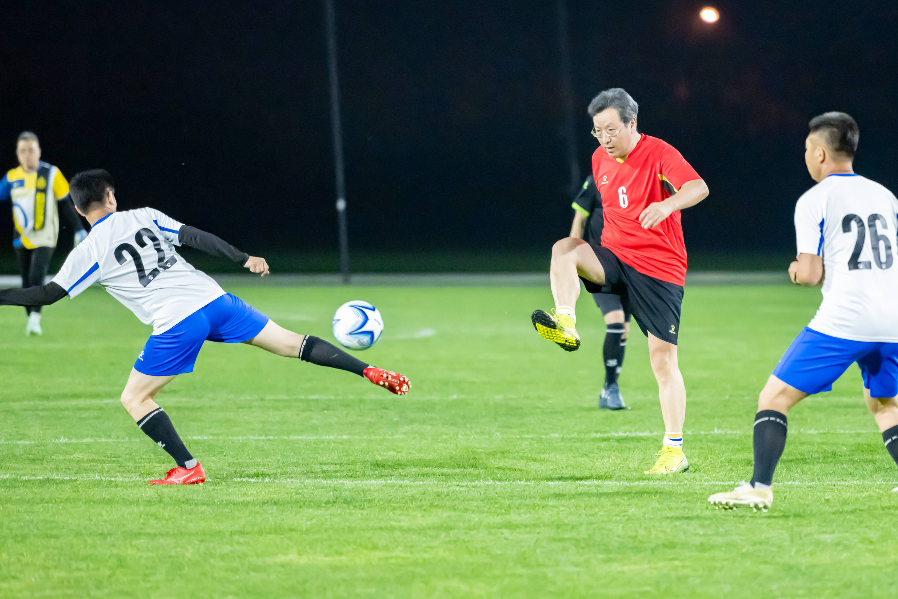 关于足球职业联赛竞争激烈继续，看点频频涌现！的信息