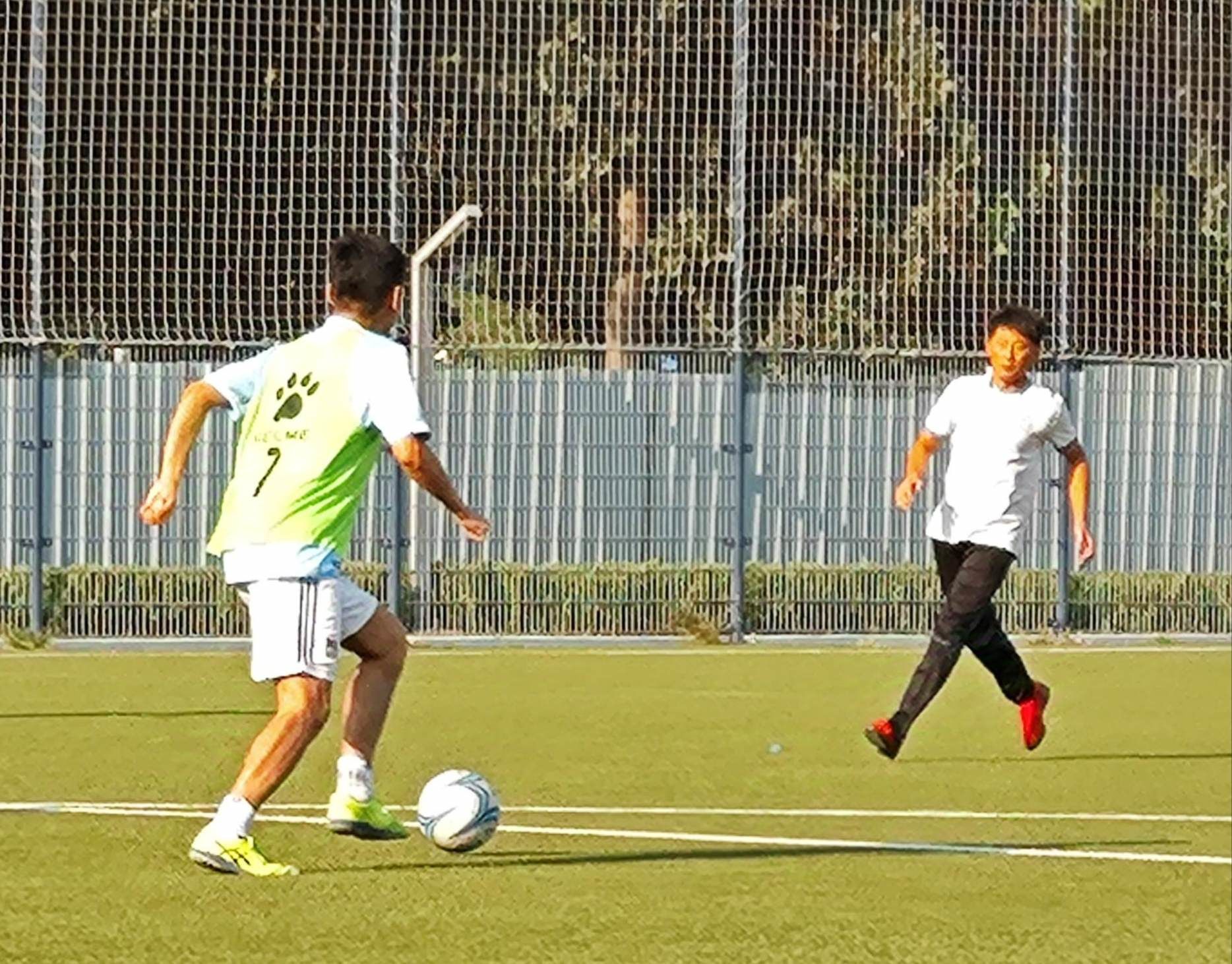 精彩瞬间连连，球场激情高涨的简单介绍