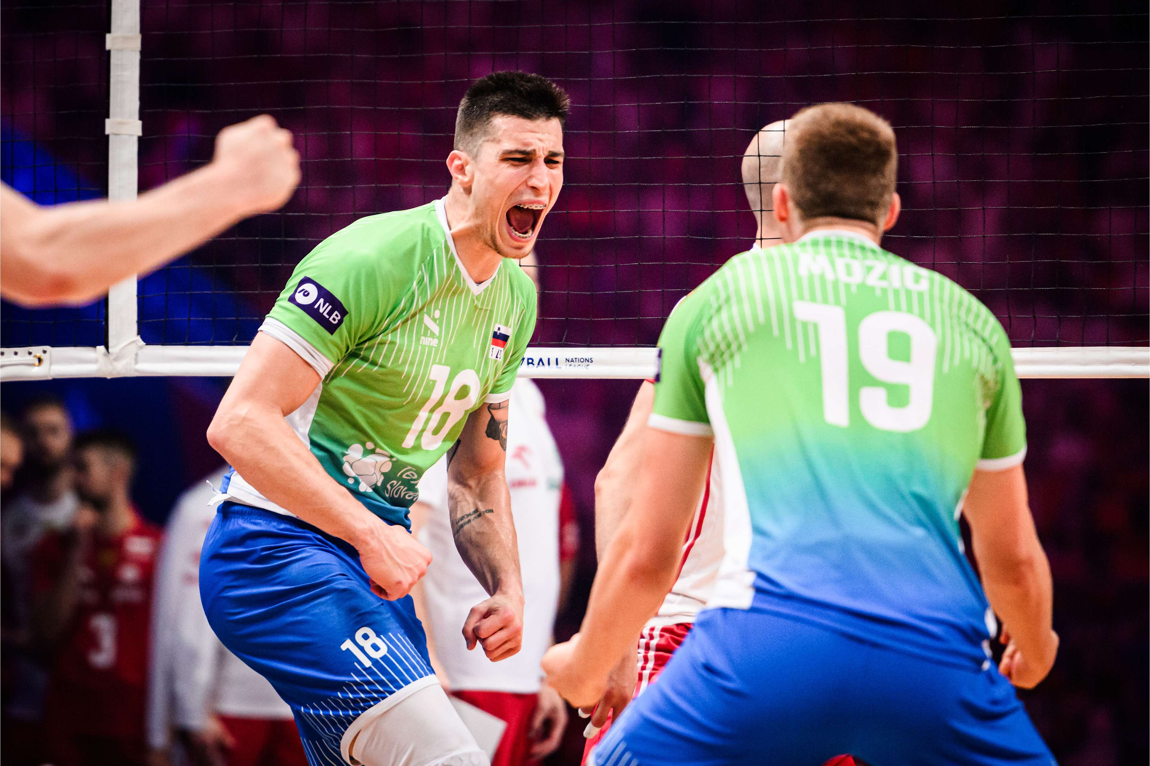 包含乌克兰足球队在比赛中继续努力争取胜利的词条