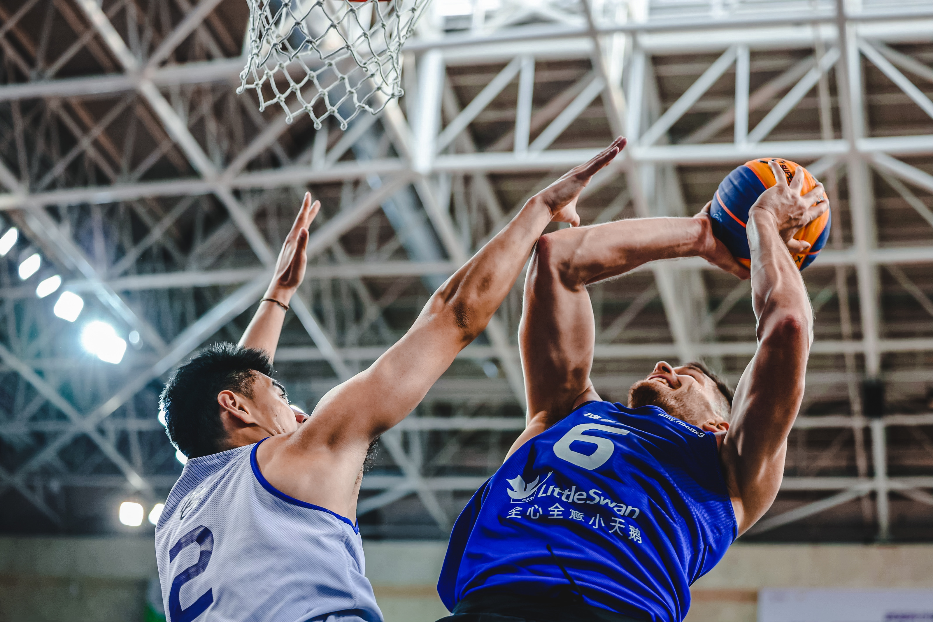 篮球比赛精彩瞬间，全球球迷热议